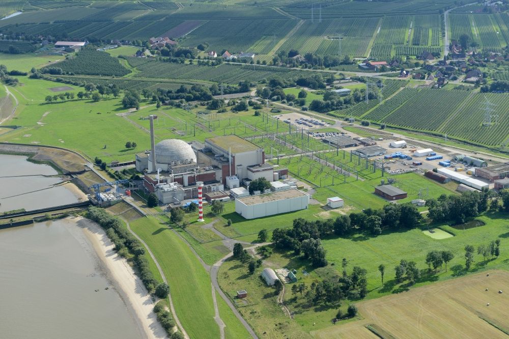 Luftaufnahme Stade - Gebäude der stillgelegten Reaktorblöcke und Anlagen des AKW - KKW Kernkraftwerk Stadersand in Stadersand im Bundesland Niedersachsen