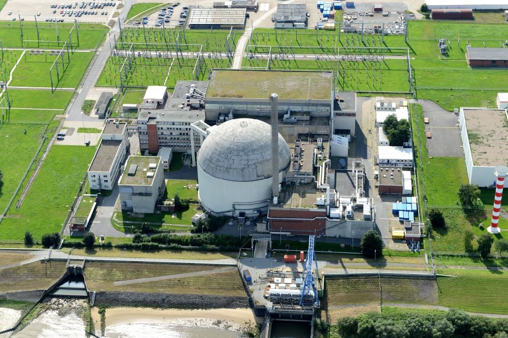 Stade von oben - Gebäude der stillgelegten Reaktorblöcke und Anlagen des AKW - KKW Kernkraftwerk Stadersand in Stadersand im Bundesland Niedersachsen