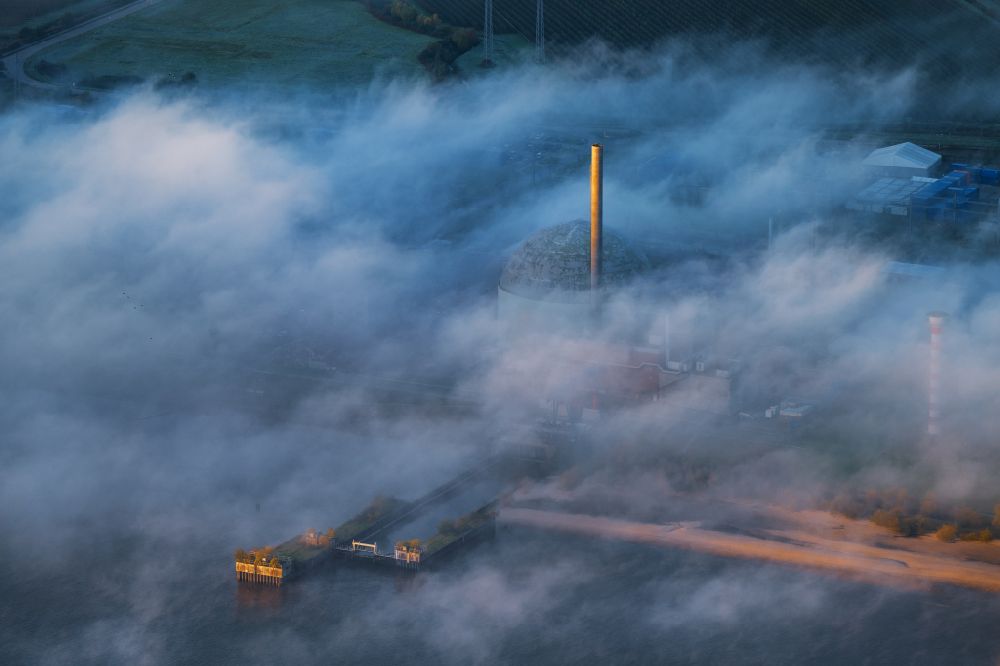 Stade aus der Vogelperspektive: Gebäude der stillgelegten Reaktorblöcke und Anlagen im morgen Nebel des AKW - KKW Kernkraftwerk Stade in Stadersand im Bundesland Niedersachsen