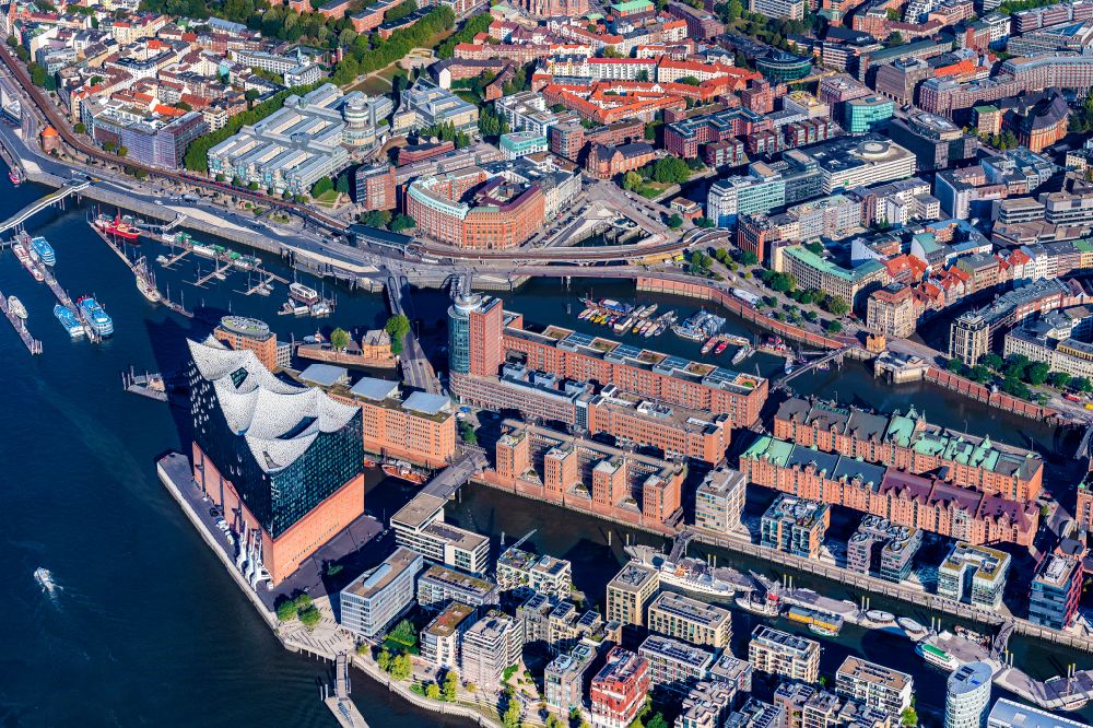 Luftaufnahme Hamburg - Gebäude, Straßen und Kanäle der Hafencity und Speicherstadt in Hamburg, Deutschland