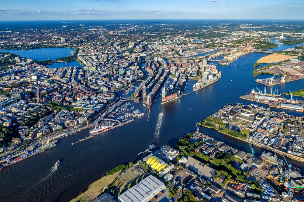 Luftaufnahme Hamburg - Gebäude, Straßen und Kanäle der Hafencity und Speicherstadt in Hamburg, Deutschland