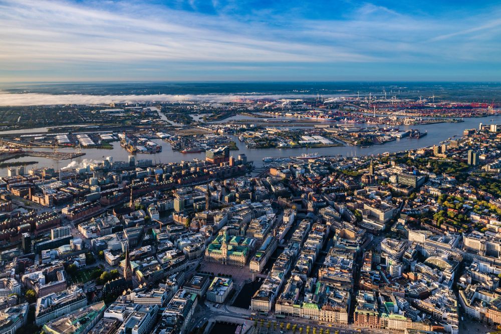 Hamburg aus der Vogelperspektive: Gebäude, Straßen und Kanäle der Hafencity und Speicherstadt in Hamburg, Deutschland
