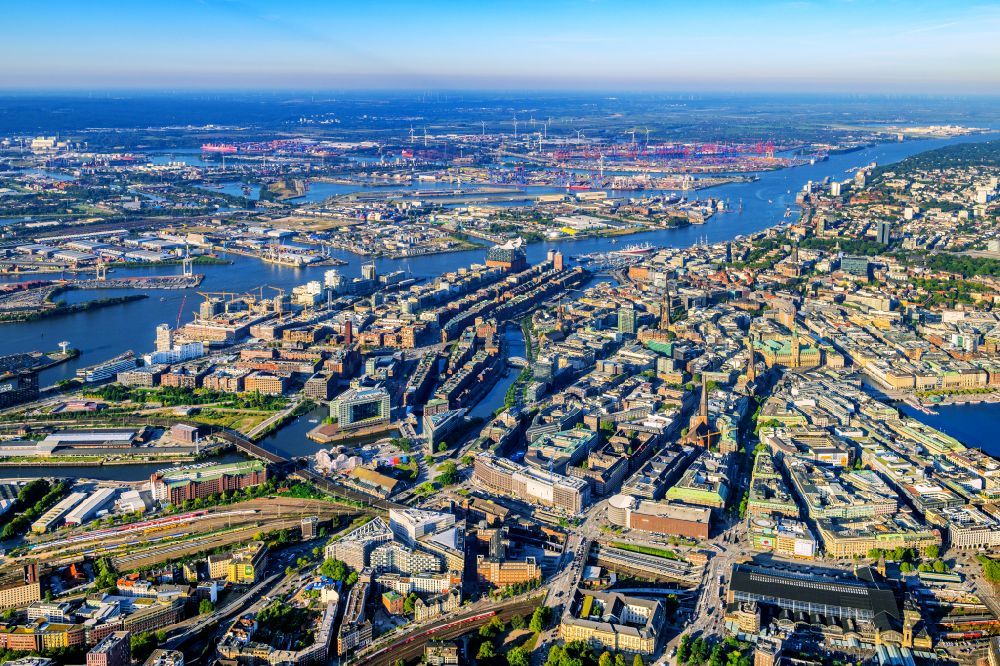 Luftbild Hamburg - Gebäude, Straßen und Kanäle der Hafencity und Speicherstadt in Hamburg, Deutschland