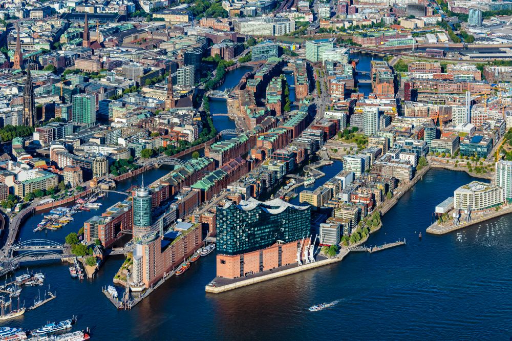 Hamburg von oben - Gebäude, Straßen und Kanäle der Hafencity und Speicherstadt in Hamburg, Deutschland