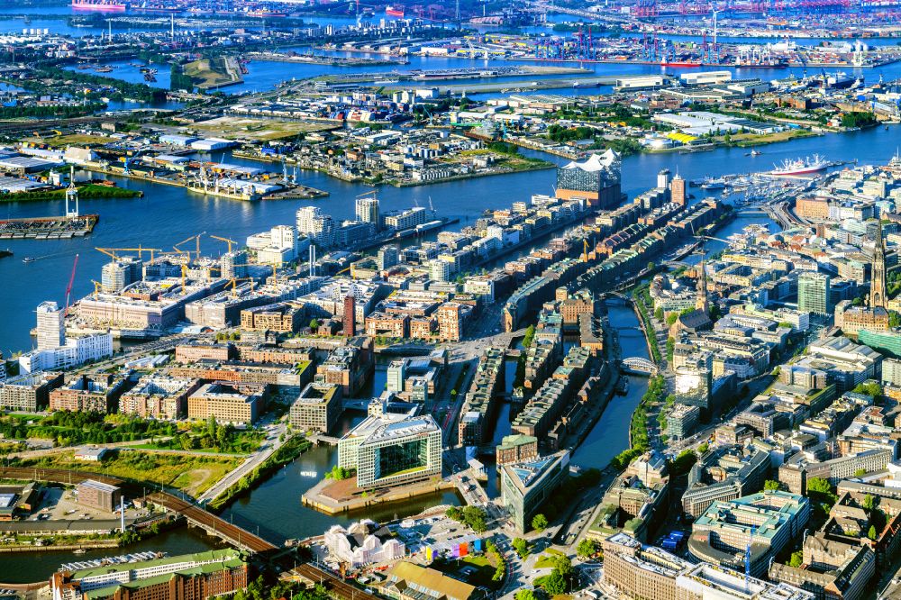 Luftbild Hamburg - Gebäude, Straßen und Kanäle der Hafencity und Speicherstadt in Hamburg, Deutschland