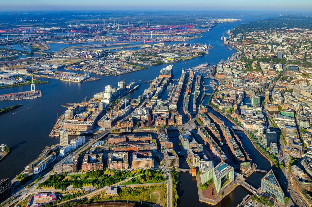 Hamburg von oben - Gebäude, Straßen und Kanäle der Hafencity und Speicherstadt in Hamburg, Deutschland