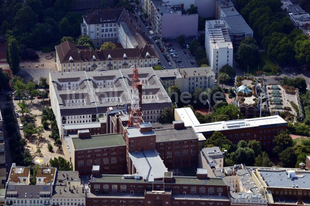 Luftbild Berlin - Gebäude der T-Systems Multimedia Solutions GmbH mit ehemaligen Telekom Sende- Turm und Wohnhäusern im Hintergrund