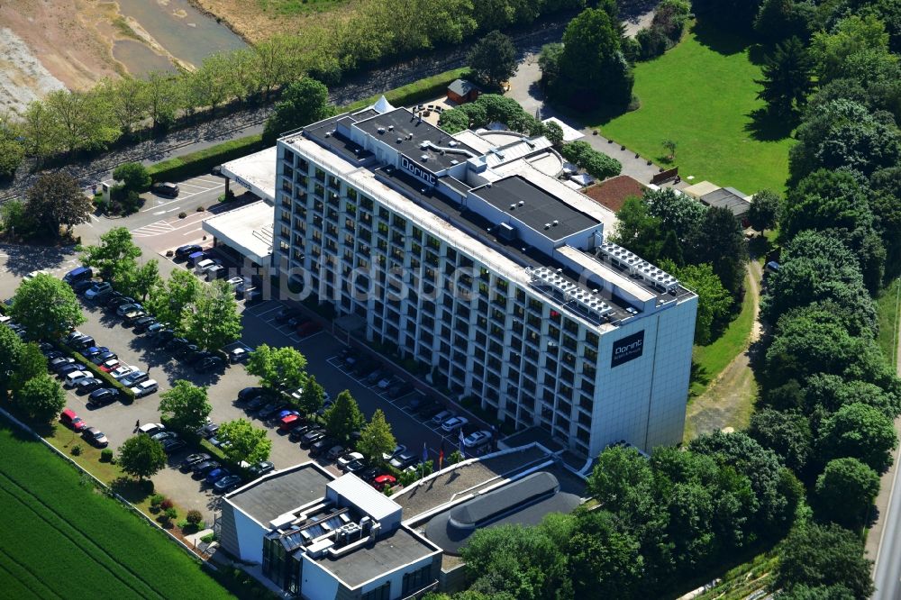 Sulzbach am Taunus von oben - Gebäude des Tagungs- Zentrums und Dorint Hotel in Sulzbach am Taunus im Bundesland Hessen