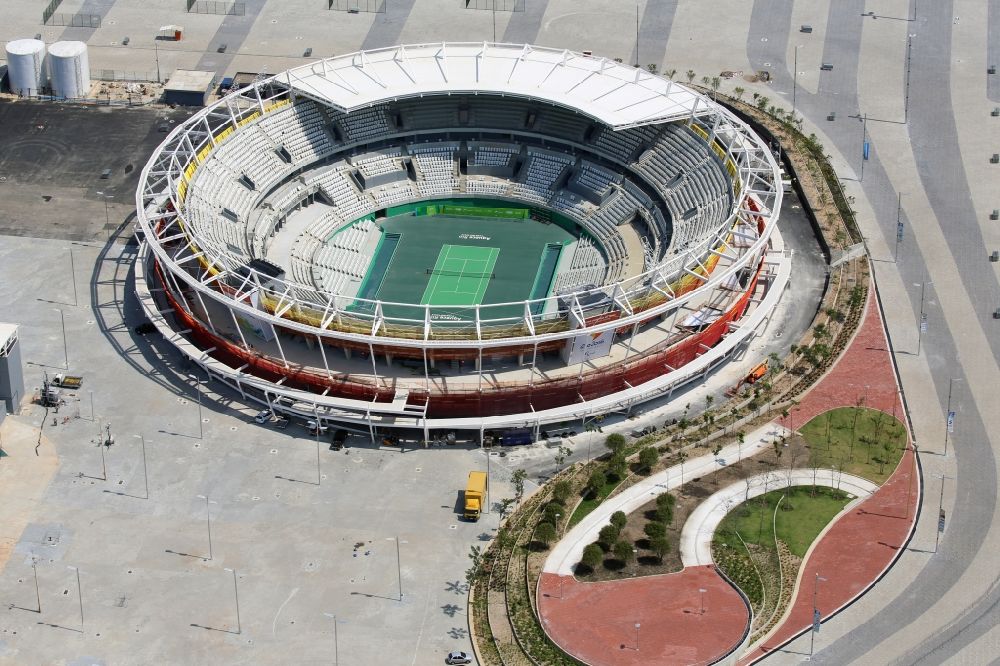 Rio de Janeiro aus der Vogelperspektive: Gebäude der Tennis- Arena mit grünem Spielfeld im Barra Olympic Park am Olympiapark vor den Sommerspielen der Spiele der XXXI. Olympiade in Rio de Janeiro in Rio de Janeiro, Brasilien