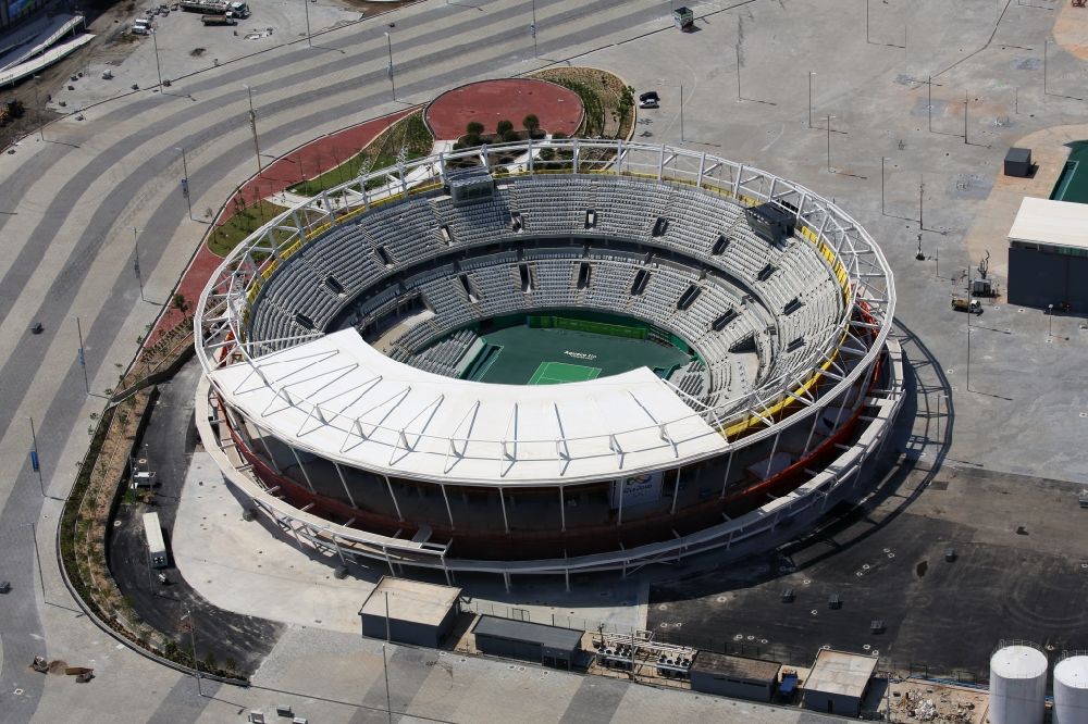 Rio de Janeiro von oben - Gebäude der Tennis- Arena mit grünem Spielfeld im Barra Olympic Park am Olympiapark vor den Sommerspielen der Spiele der XXXI. Olympiade in Rio de Janeiro in Rio de Janeiro, Brasilien