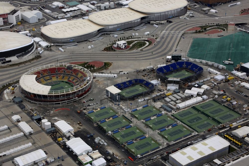 Luftbild Rio de Janeiro - Gebäude der Tennis- Arena mit grünem Spielfeld im Barra Olympic Park am Olympiapark vor den Sommerspielen der Spiele der XXXI. Olympiade in Rio de Janeiro in Rio de Janeiro, Brasilien