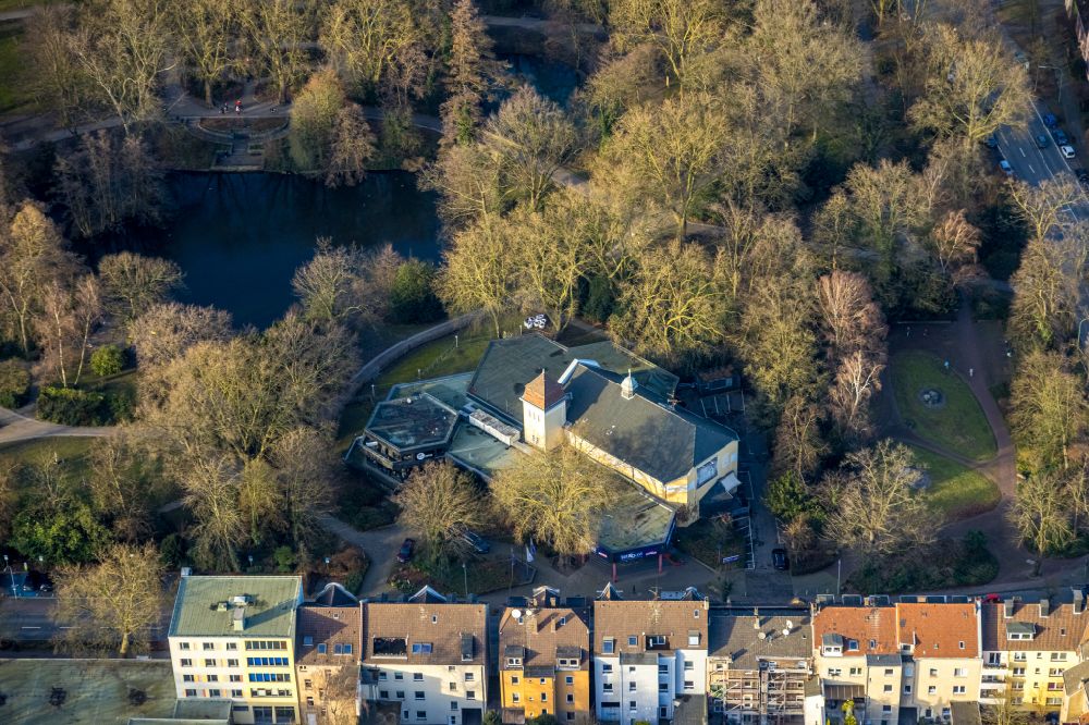 Luftaufnahme Herne - Gebäude des Volkstheater und Theater- Schauspielhauses Mondpalast am Stadtgarten Wanne-Eickel in Herne im Bundesland Nordrhein-Westfalen