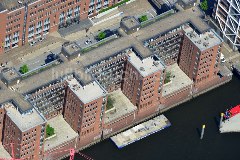 Hamburg von oben - Gebäude eines Wohnhaus - und Geschäftshausneubau Am Sandtorkai Ecke Kaiserkai in der HafenCity von Hamburg