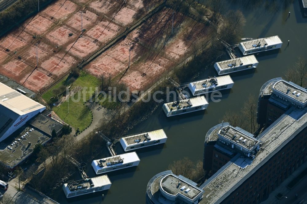Hamburg aus der Vogelperspektive: Gebäude der Wohnhäuser im Hausboot- Stil mit der Floating Homes am Uferbereich des Kanals am Victoriakai-Ufer in Hamburg, Deutschland
