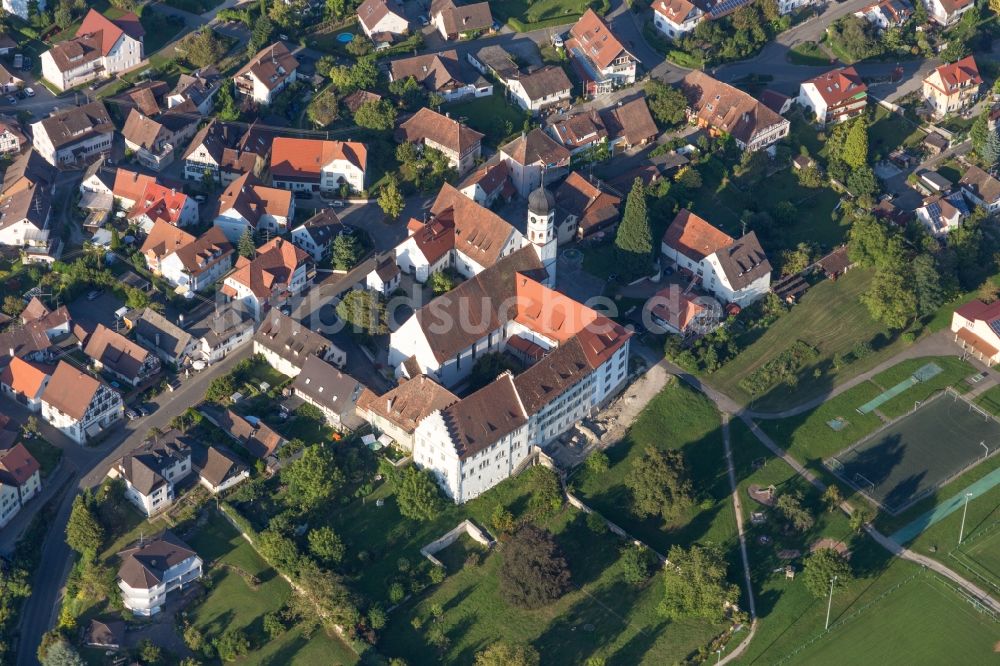 Luftaufnahme Öhningen - Gebäudekomplex des Augustiner Chorherrenstift in Öhningen im Bundesland Baden-Württemberg, Deutschland