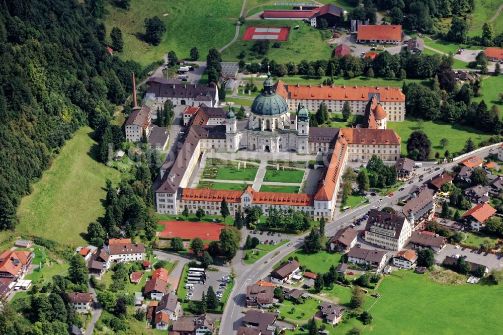 Ettal von oben - Gebäudekomplex der Benediktinerabtei Kloster Ettal nahe Oberammergau im Bundesland Bayern