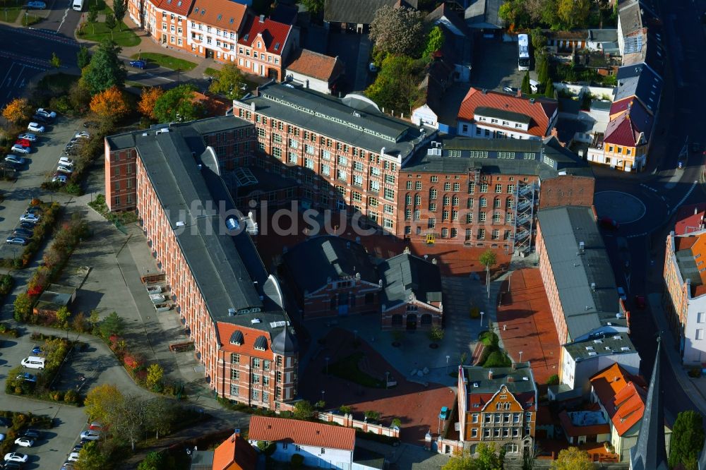 Burg aus der Vogelperspektive: Gebäudekomplex der Berufsschule “Conrad Tack” in Burg im Bundesland Sachsen-Anhalt