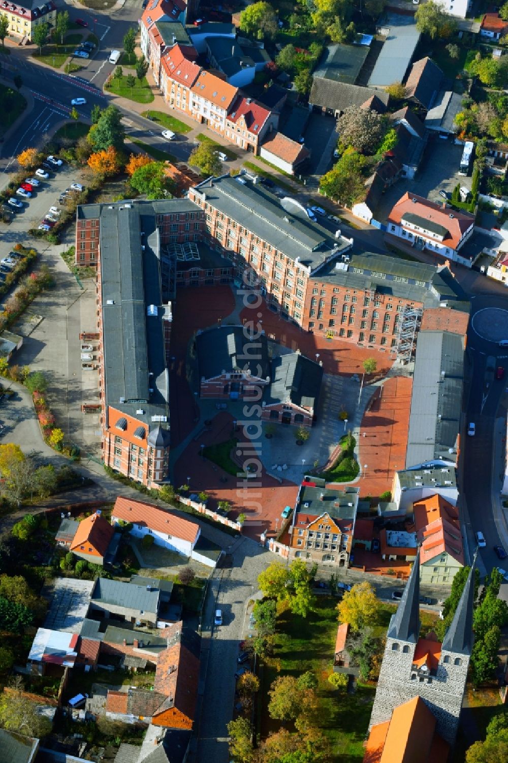 Luftaufnahme Burg - Gebäudekomplex der Berufsschule “Conrad Tack” in Burg im Bundesland Sachsen-Anhalt