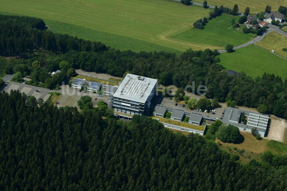 Halver von oben - Gebäudekomplex der Berufsschule Eugen-Schmalenbach-Berufskolleg in Halver im Bundesland Nordrhein-Westfalen, Deutschland