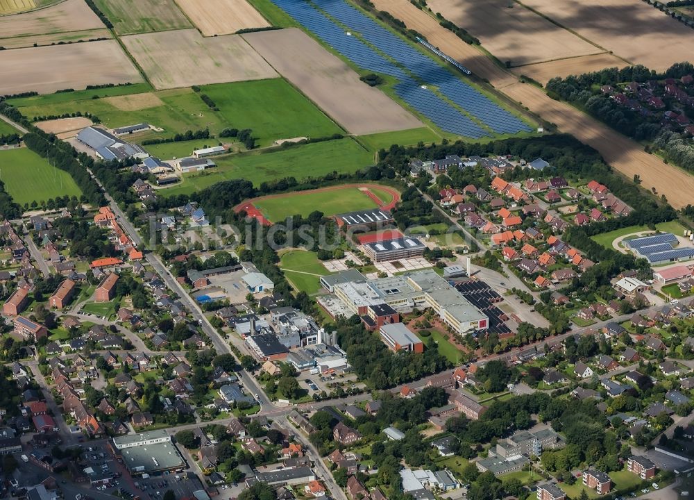 Niebüll von oben - Gebäudekomplex der Berufsschule und Gemeinschaftsschule Schulzentrum Niebüll in Niebüll im Bundesland Schleswig-Holstein, Deutschland