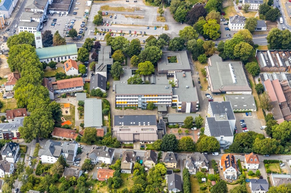 Luftbild Menden (Sauerland) - Gebäudekomplex der Berufsschule des Hönne Berufskolleg an der Werler Straße in Menden (Sauerland) im Bundesland Nordrhein-Westfalen, Deutschland