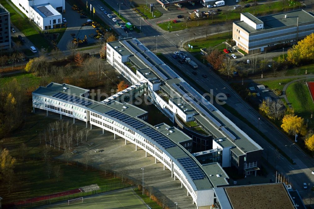 Luftaufnahme Berlin - Gebäudekomplex der Berufsschule Jane-Addams-Schule - OSZ Sozialwesen im Ortsteil Neu-Hohenschönhausen in Berlin, Deutschland