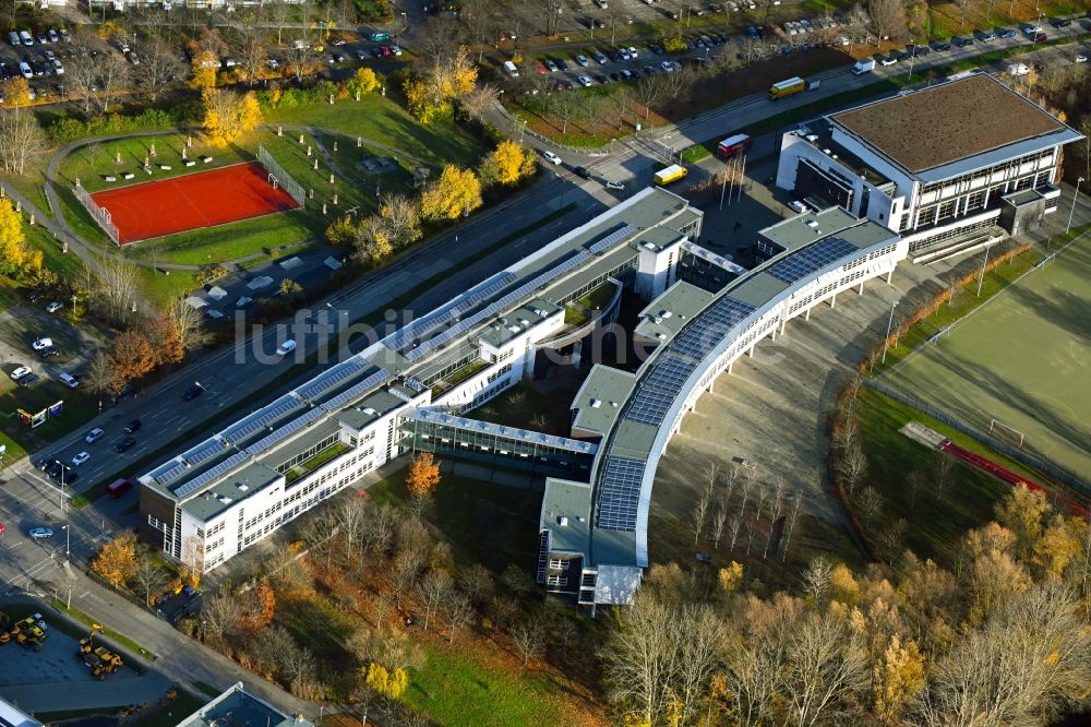 Luftbild Berlin - Gebäudekomplex der Berufsschule Jane-Addams-Schule - OSZ Sozialwesen im Ortsteil Neu-Hohenschönhausen in Berlin, Deutschland