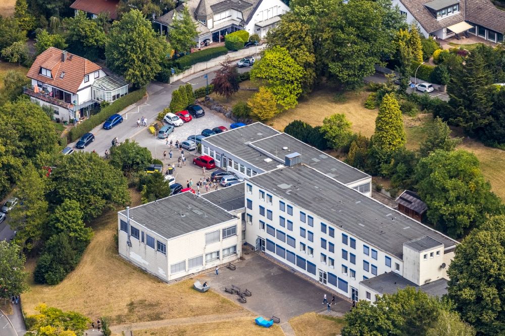 Luftaufnahme Menden (Sauerland) - Gebäudekomplex der Berufsschule Placida-Viel-Berufskolleg in Menden (Sauerland) im Bundesland Nordrhein-Westfalen, Deutschland