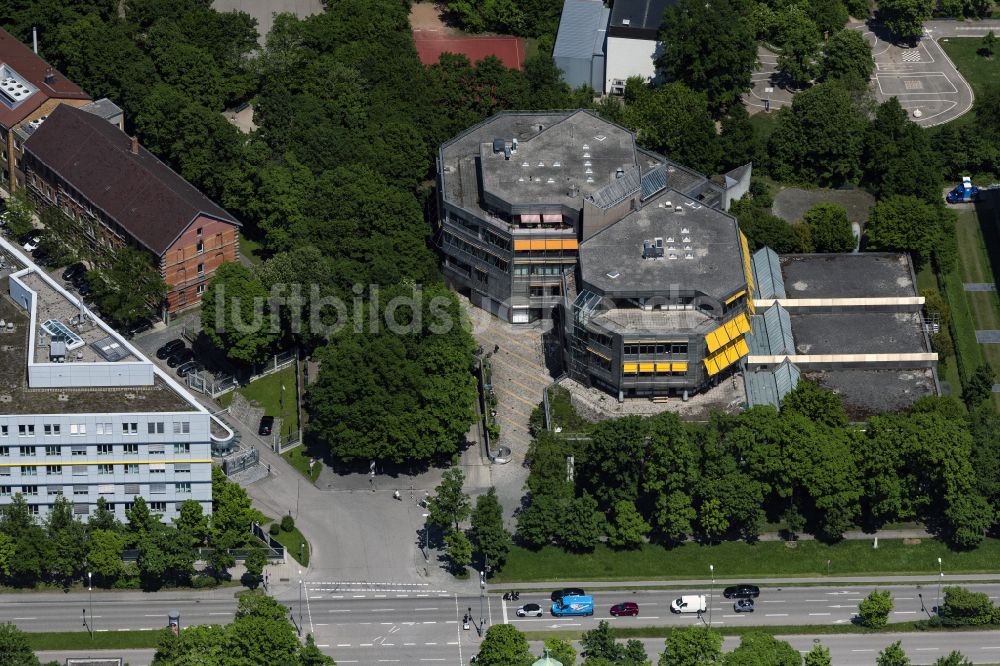 München von oben - Gebäudekomplex der Berufsschule der Städt. Berufsschule für Augenoptik in München im Bundesland Bayern, Deutschland