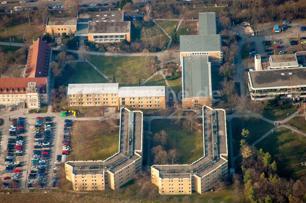 Luftaufnahme Mannheim - Gebäudekomplex des Bildungszentrums der Bundeswehr im Ortsteil Neuostheim in Mannheim im Bundesland Baden-Württemberg, Deutschland