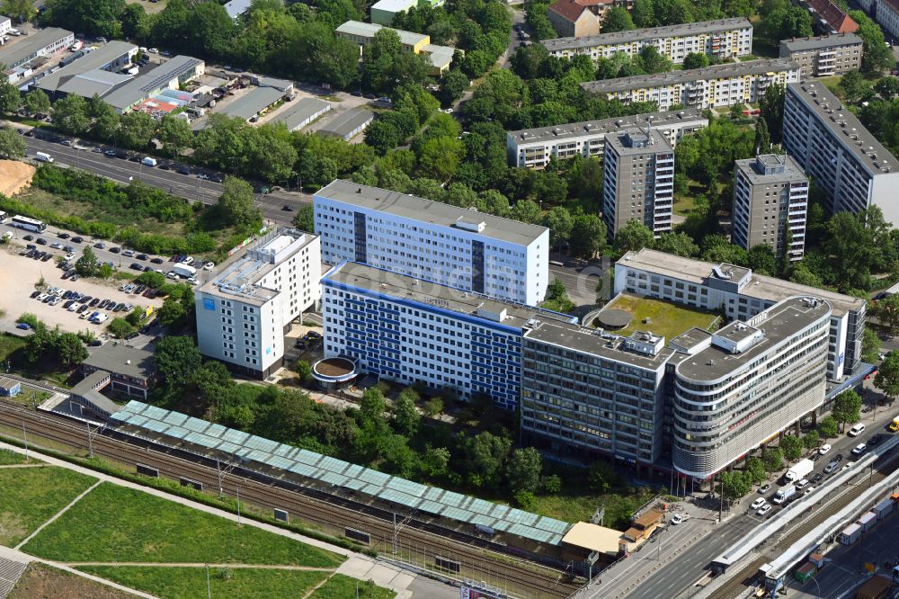 Luftaufnahme Berlin - Gebäudekomplex eines Büru- und Geschäftshauses sowie des Hotels Generator An der Straße Landsberger Allee - Storkower Straße in Berlin, Deutschland