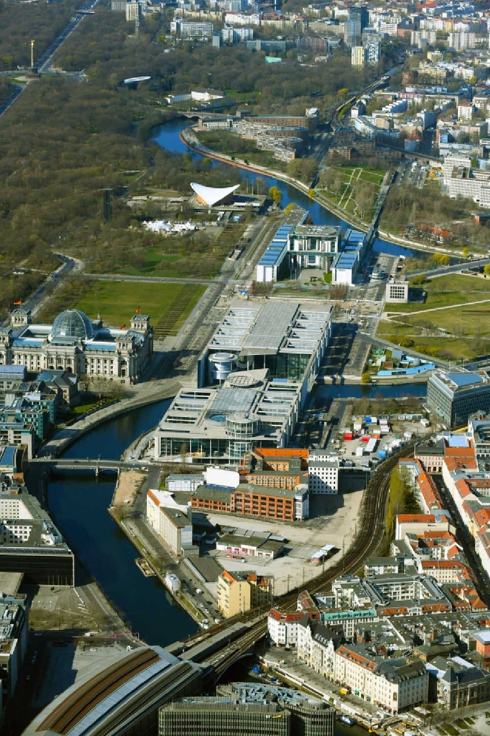 Berlin von oben - Gebäudekomplex Bundeskanzleramt und das Paul- Löbe- Haus und Reichstag am Ufer der Spree am Spreebogen in Berlin, Deutschland