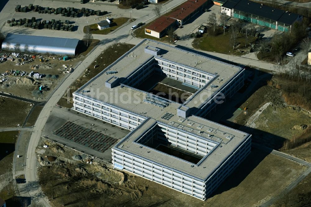 Maising von oben - Gebäudekomplex der Bundeswehr- Militär- Kaserne General-Fellgiebel-Kaserne in Maising im Bundesland Bayern, Deutschland