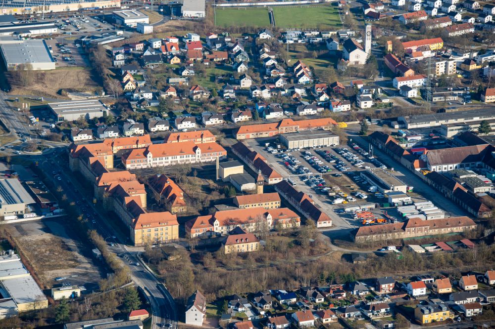 Amberg aus der Vogelperspektive: Gebäudekomplex der Bundeswehr- Militär- Kaserne Leopoldkaserne in Amberg im Bundesland Bayern, Deutschland