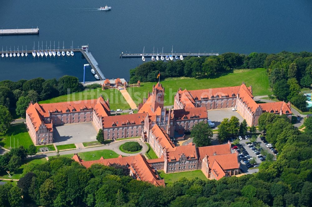 Flensburg von oben - Gebäudekomplex der Bundeswehr- Militär- Kaserne der Marineschule in Flensburg im Bundesland Schleswig-Holstein, Deutschland