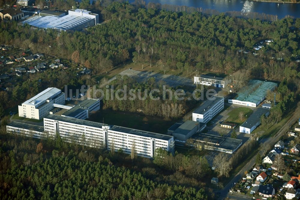 Berlin von oben - Gebäudekomplex der Bundeswehr- Militär- Kaserne des Planungsamt der Bundeswehr entlang der Oberspreestraße im Ortsteil Niederschöneweide in Berlin, Deutschland