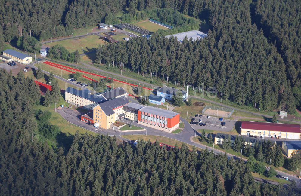 Luftaufnahme Oberhof - Gebäudekomplex der Bundeswehr- Militär- Kaserne am Rennsteig in Oberhof im Bundesland Thüringen, Deutschland