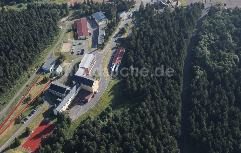 Oberhof aus der Vogelperspektive: Gebäudekomplex der Bundeswehr- Militär- Kaserne am Rennsteig in Oberhof im Bundesland Thüringen, Deutschland
