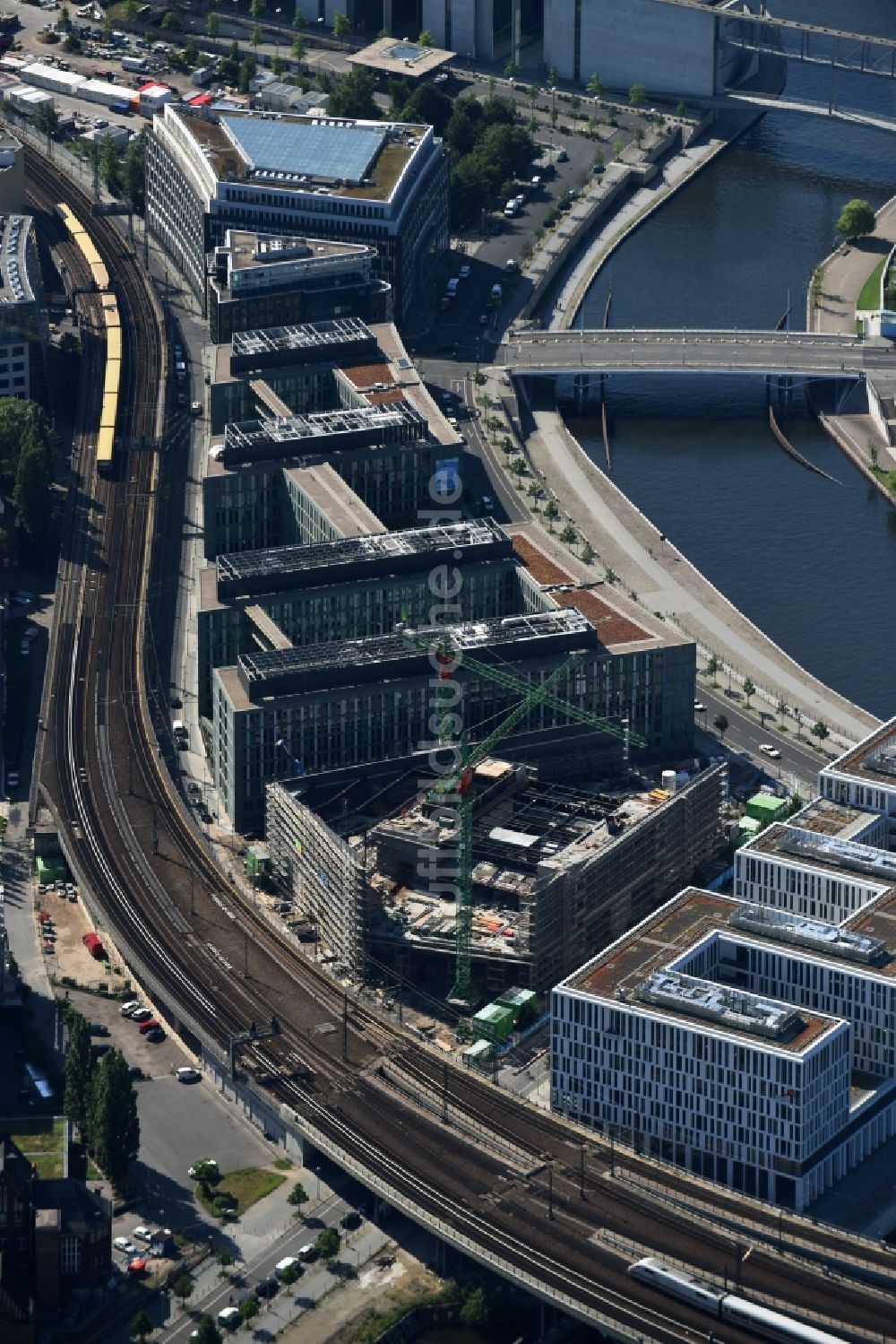 Berlin von oben - Gebäudekomplex des Dienstsitzes des Ministerium für Bildung und Forschung BMBF am Kapelleufer in Berlin