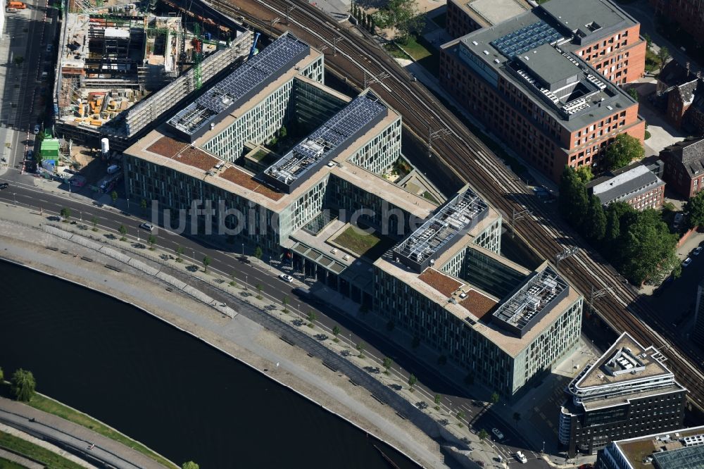 Luftbild Berlin - Gebäudekomplex des Dienstsitzes des Ministerium für Bildung und Forschung BMBF am Kapelleufer in Berlin