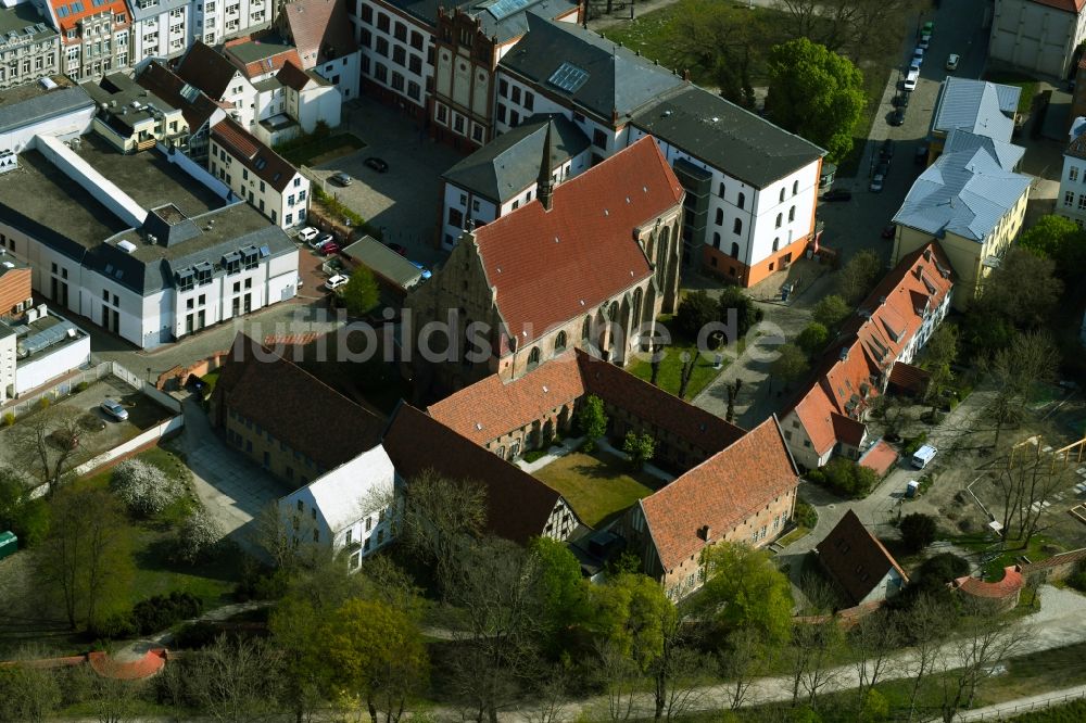 Rostock aus der Vogelperspektive: Gebäudekomplex des ehemaligen Kloster zum Heiligen Kreuz in Rostock im Bundesland Mecklenburg-Vorpommern, Deutschland
