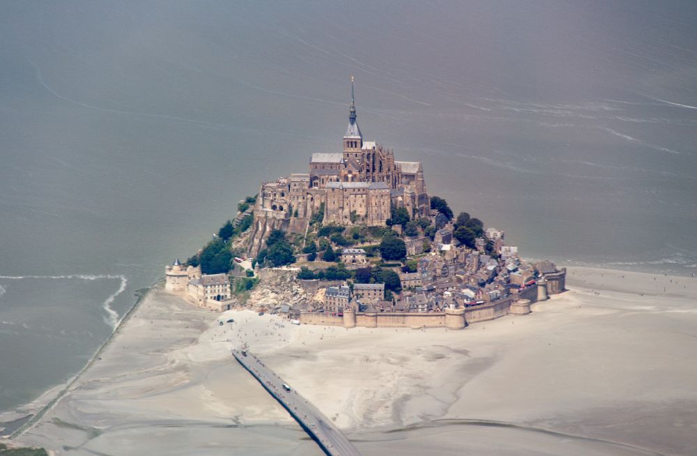 Luftbild Le Mont-Saint-Michel - Gebäudekomplex des ehemaligen Klosters und Benediktiner- Abtei in Le Mont-Saint-Michel in Normandie, Frankreich