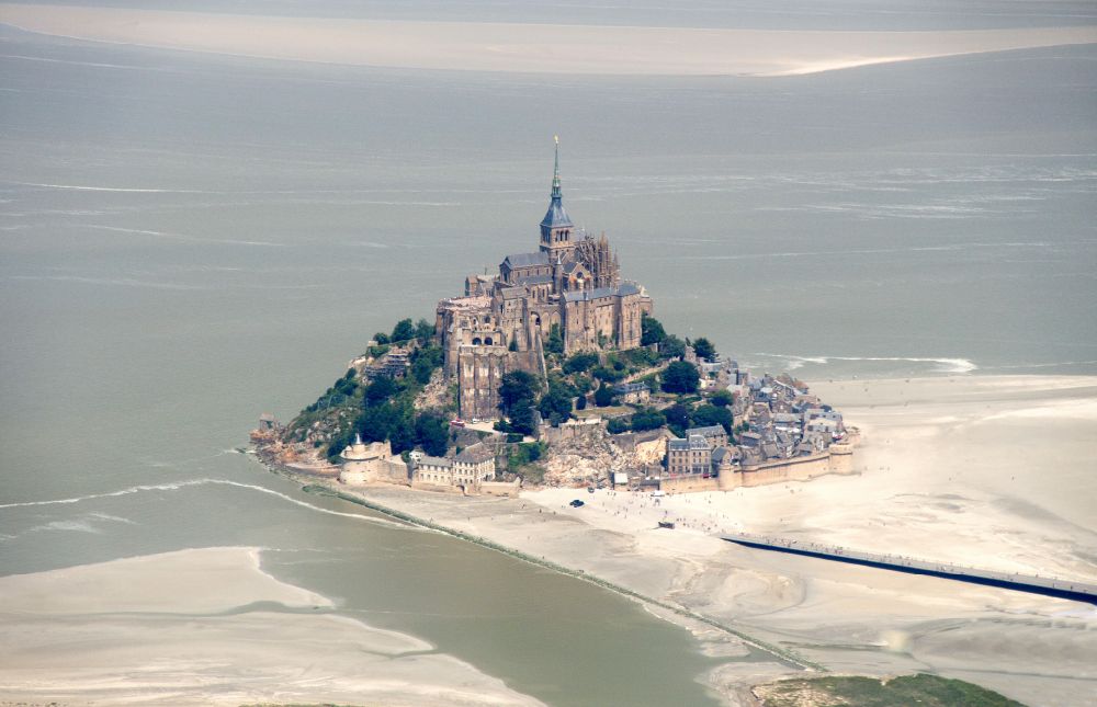 Le Mont-Saint-Michel aus der Vogelperspektive: Gebäudekomplex des ehemaligen Klosters und Benediktiner- Abtei in Le Mont-Saint-Michel in Normandie, Frankreich
