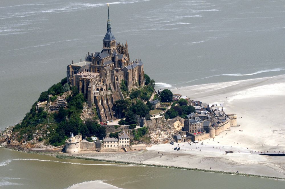 Le Mont-Saint-Michel von oben - Gebäudekomplex des ehemaligen Klosters und Benediktiner- Abtei in Le Mont-Saint-Michel in Normandie, Frankreich