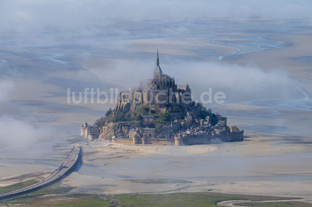 Luftaufnahme Le Mont-Saint-Michel - Gebäudekomplex des ehemaligen Klosters und Benediktiner- Abtei in Le Mont-Saint-Michel in Normandie, Frankreich
