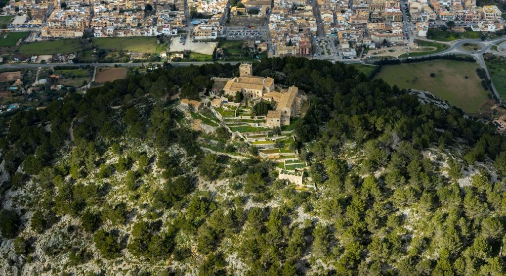 Luftaufnahme Pollensa - Gebäudekomplex des ehemaligen Klosters und heutigen Herberge Santuari de la Mare de Déu del Puig in Pollensa in Islas Baleares, Spanien