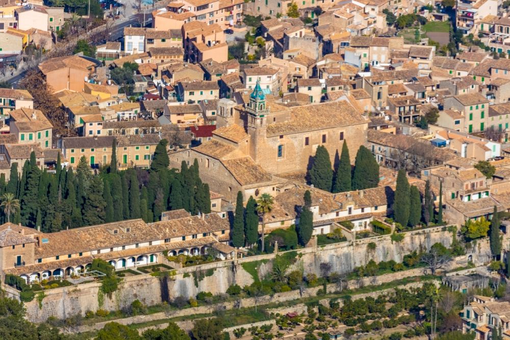 Luftaufnahme Valldemossa - Gebäudekomplex des ehemaligen Klosters und heutigen Museums der Kartause von Valldemossa am Plaça Cartoixa in Valldemossa in Balearische Insel Mallorca, Spanien