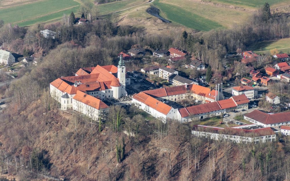 Luftaufnahme Wasserburg am Inn - Gebäudekomplex des ehemaligen Klosters und heutigen Pfarramt St. Michael Attel in Wasserburg am Inn im Bundesland Bayern, Deutschland