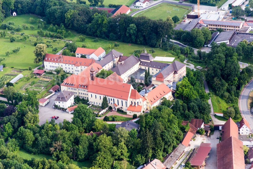 Niederviehbach von oben - Gebäudekomplex des ehemaligen Klosters und der heutigen Realschule St. Maria in Niederviehbach im Bundesland Bayern, Deutschland