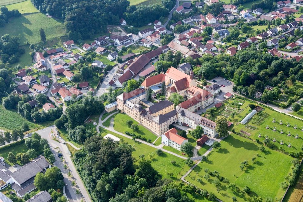 Luftbild Niederviehbach - Gebäudekomplex des ehemaligen Klosters und der heutigen Realschule St. Maria in Niederviehbach im Bundesland Bayern, Deutschland